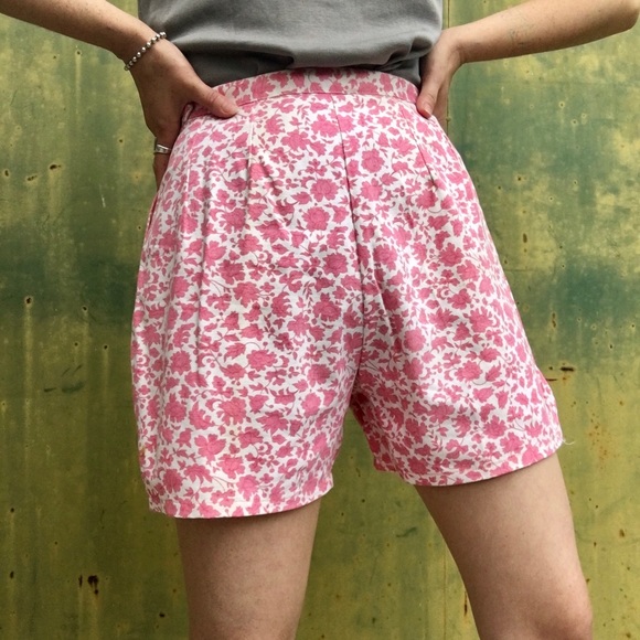1960’s Pink Floral High Waisted Shorts~ - Picture 2 of 7